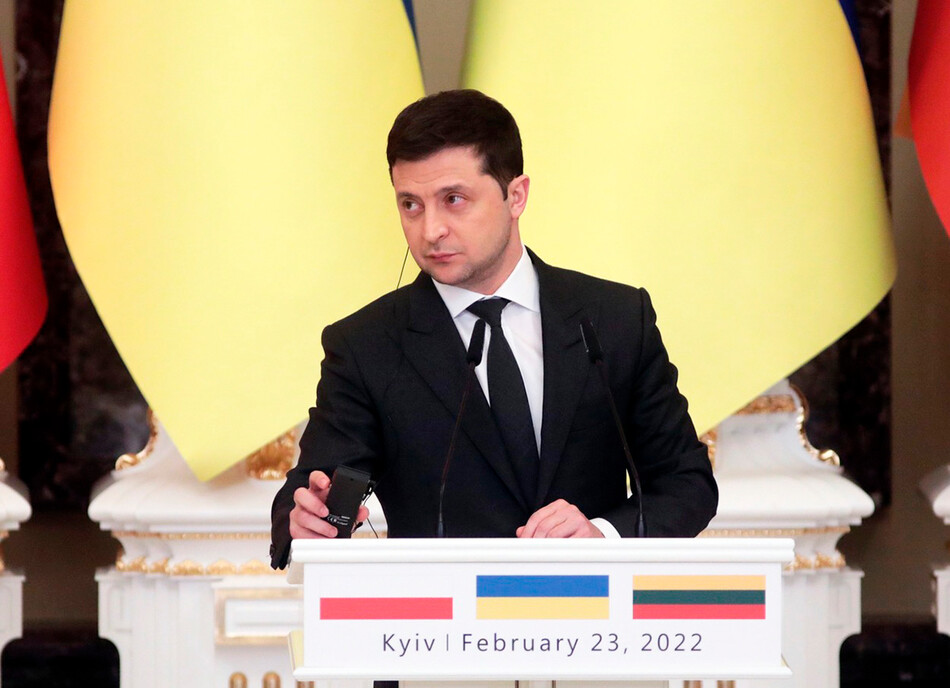 Президент Украины Владимир Зеленский на совместной пресс-конференции со своими коллегами из Литвы и Польши по итогам переговоров в Киеве 23 февраля 2022 года