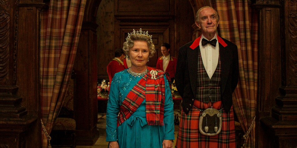 Имельда Стонтон и Джонатан Прайс&nbsp;в образе королевы Елизаветы II и принца Филиппа&nbsp;/ Кадр из сериала&nbsp;&laquo;Корона&raquo;, 2022