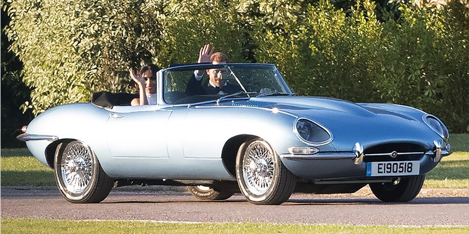 Герцогиня Сассекская и принц Гарри, герцог Сассекский выехали из Виндзорского замка во Фрогмор-Хаус на синем Jaguar Concept Zero E-type 19 мая 2018 года в Виндзоре, Англия