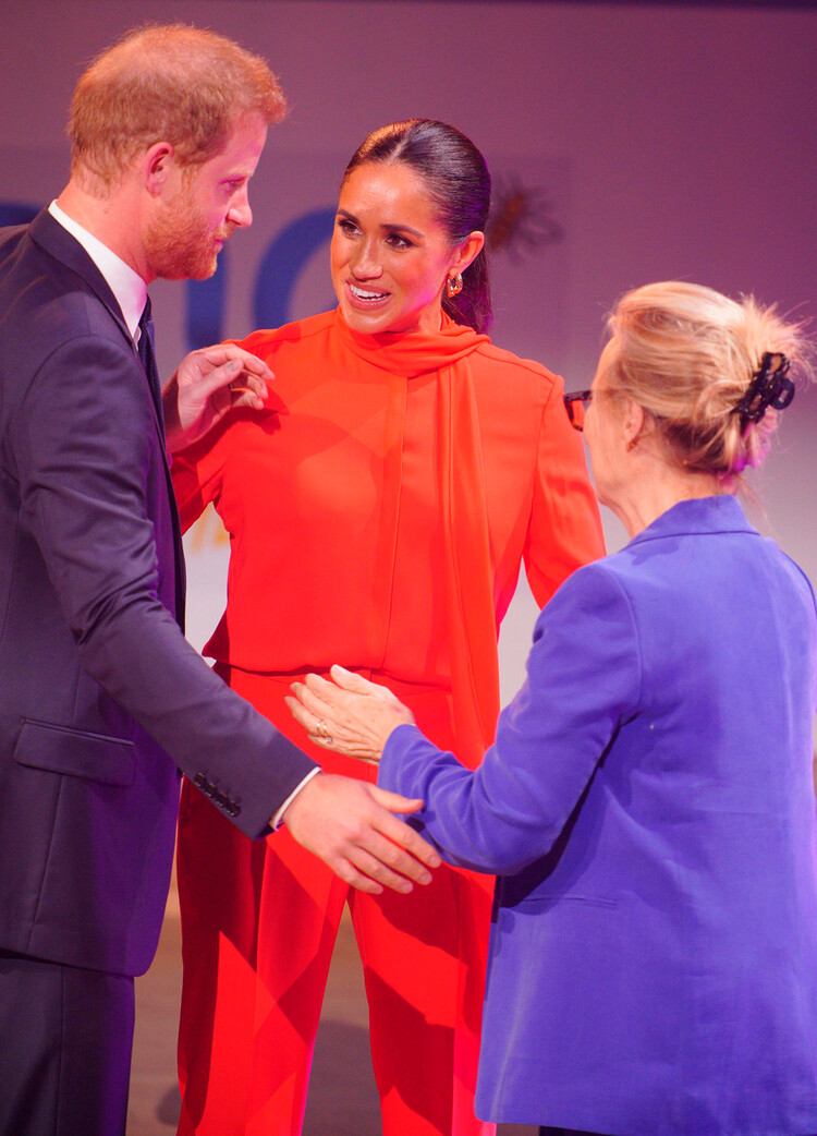 Меган, герцогиня Сассекская и принц Гарри, герцог Сассекский на сцене церемонии открытия Всемирного саммита молодых людей 2022 года в Бриджуотер-холле 05 сентября 2022 года в Манчестере, Англия