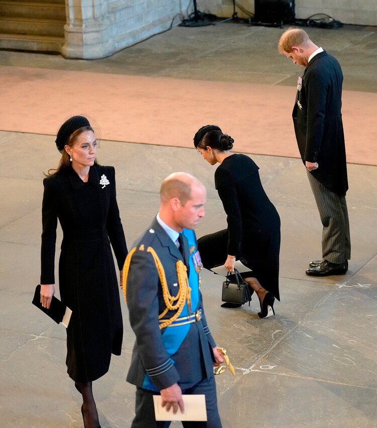 Принц Уэльский с Кэтрин, принцессой Уэльской и принц Гарри, герцог Сассекский с Меган, герцогиней Сассекской отдают дань уважения в Вестминстерском дворце во время прибытия гроба с королевой Елизаветой II в Вестминстерский дворец 14 сентября 2022 года в Лондоне, Англия