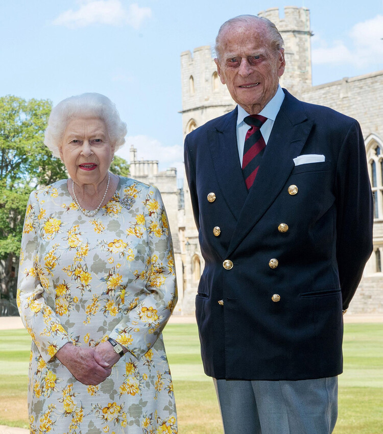 Королева Елизавета II и герцог Эдинбургский принц Филипп на территории Виндзорского замка, 01 июня 2020 года, Англия 