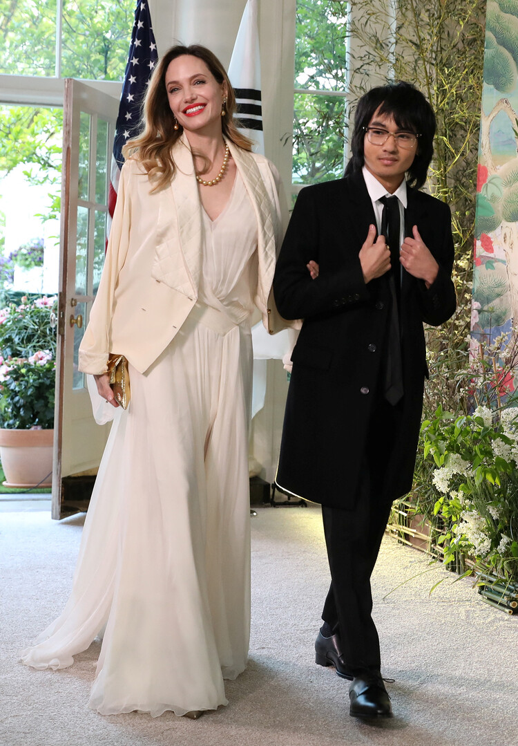 Анджелина Джоли появилась в компании сына Мэддокса на ужине в Белом доме