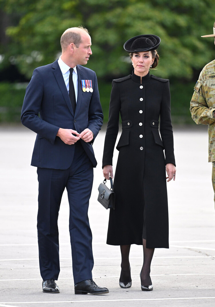 Принц Уильям, принц Уэльский и Кэтрин, принцесса Уэльская в Военном учебном центре стран Содружества Пирбрайт 16 сентября 2022 года в Гилфорде, Англия