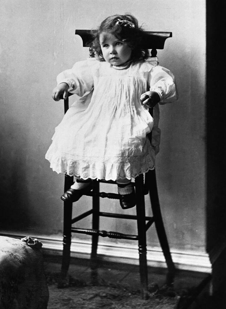 Элизабет Боуз-Лайон в детстве 01 января 1900 года