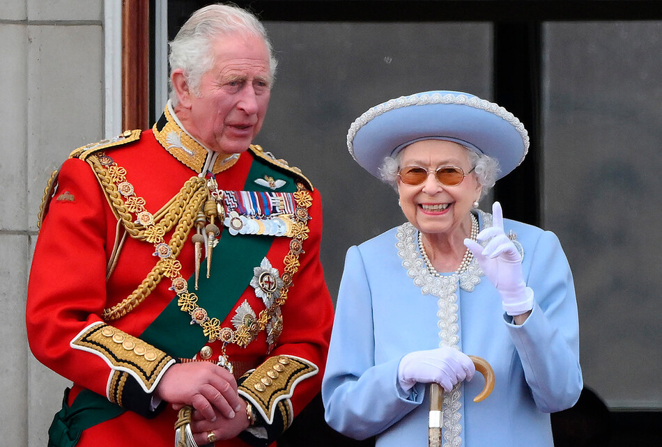 Принц Чарльз и королева Елизавета II на балконе Букингемского дворца во время парада приуроченного Платиновому юбилею монарха &laquo;Trooping the Colour&raquo; 2 июня 2022 года в Лондоне, Англия