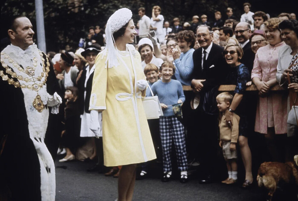 Королева Елизавета II посещает ратушу в Сиднее с Эмметом Макдермоттом, лорд-мэром Сиднея, во время ее турне по Австралии, май 1970 года