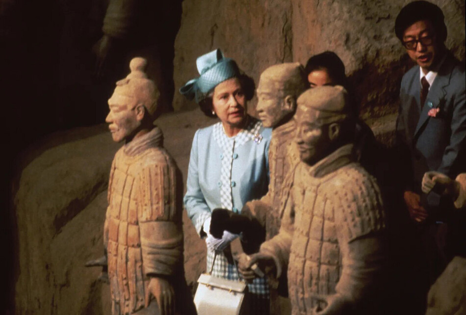 Королева Елизавета II осматривает некоторые статуи солдат терракотовой армии в Музее терракотовых воинов и лошадей Цинь Ши Хуана, провинция Шэньси, во время государственного визита в Китайскую Народную Республику, Китай, 1986 год