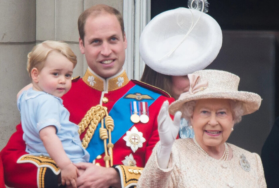 Принц Джордж Кембриджский, принц Уильям, герцог Кембриджский и королева Елизавета II смотрят с балкона во время ежегодной церемонии вручения знамен на параде конногвардейцев 13 июня 2015 года в Лондоне, Англия