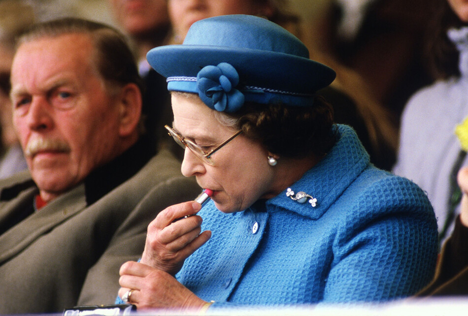Королева Елизавета II красит губы в Королевской ложе на Виндзорском конном шоу, 1985