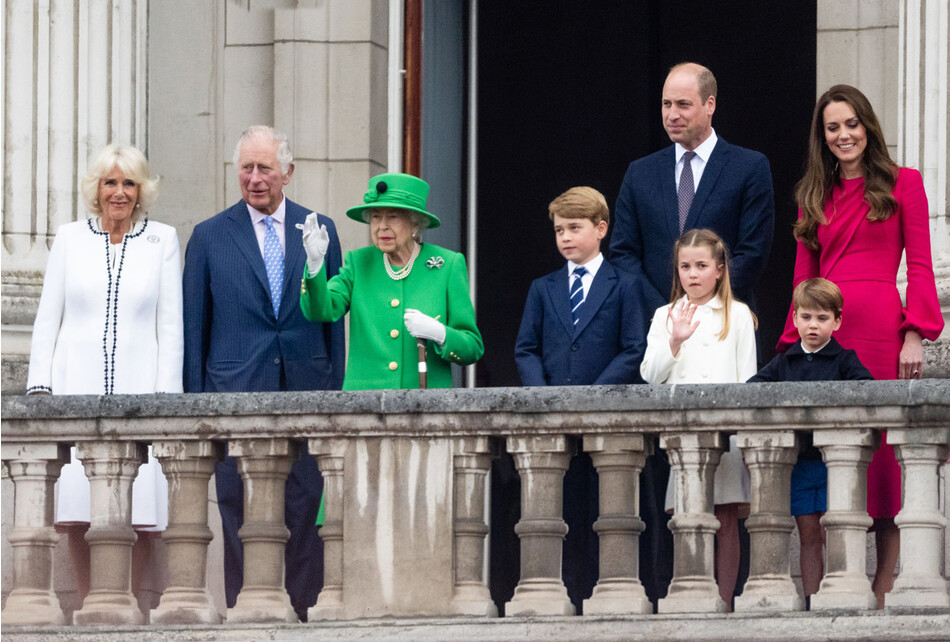 Камилла, герцогиня Корнуольская, принц Чарльз, принц Уэльский, королева Елизавета II, принц Джордж Кембриджский, принц Уильям, герцог Кембриджский, принцесса Шарлотта Кембриджская, герцогиня Кембриджская и принц Луи Кембриджа на балконе Букингемского дворца во время платинового юбилея 5 июня 2022 года в Лондоне, Англия