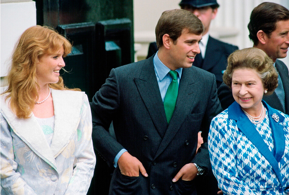 Герцогиня Йоркская (Сара Фергюсон), герцог Йоркский (принц Эндрю), королева Елизавета II и принц Чарльз у Кларенс-Хауса в 86-й день рождения королевы-матери, Елизаветы I 01 января 1990 г., Лондон, Англия