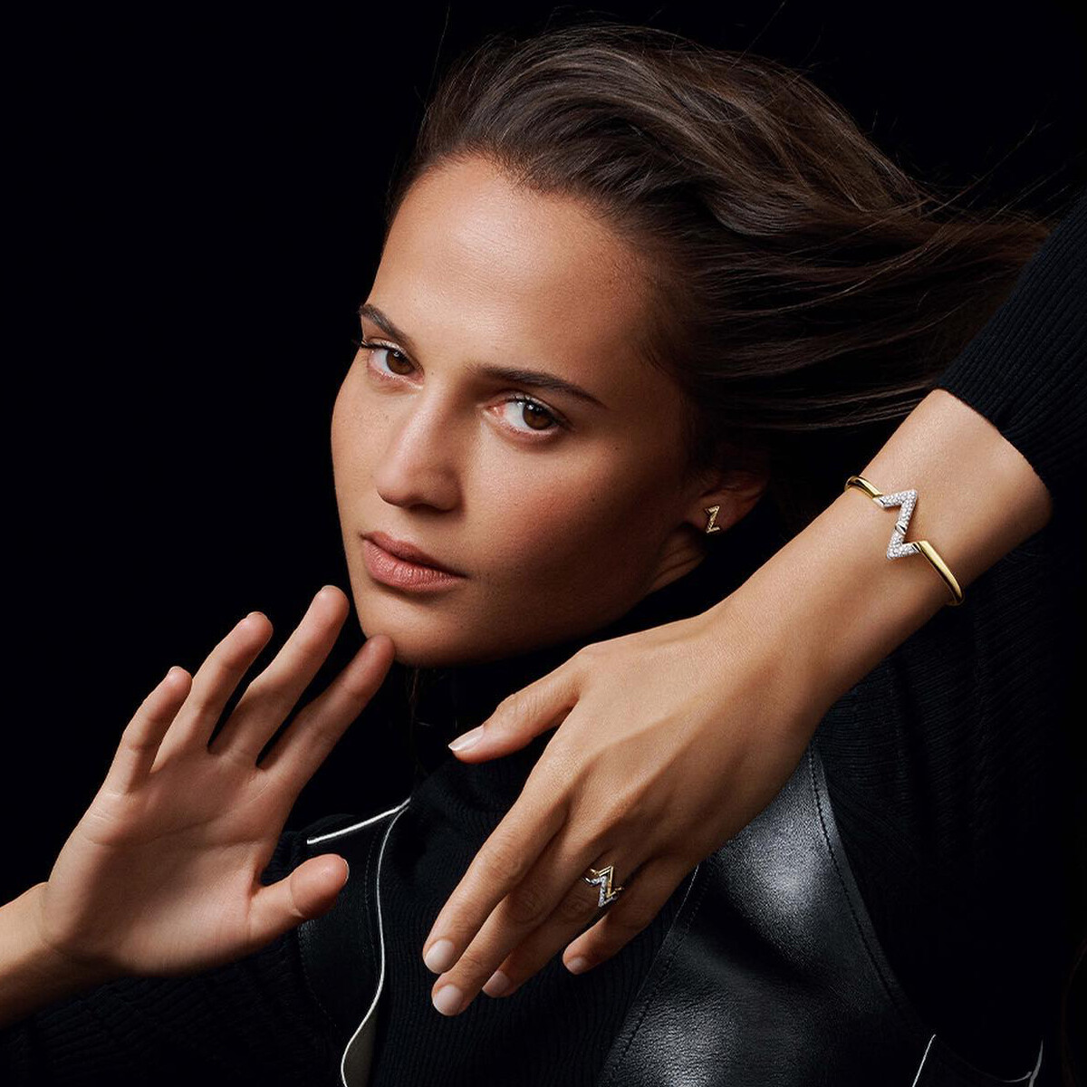 Louis Vuitton выпустили коллекцию украшений с буквами Z и V и получили