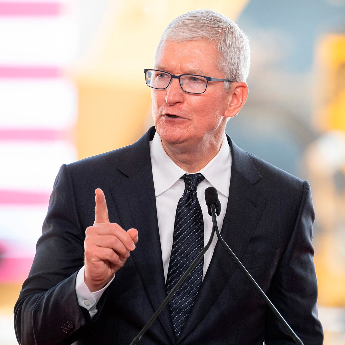 Генеральный директор Apple Тим Кук сократил себе зарплату на 40% в 2023 ...