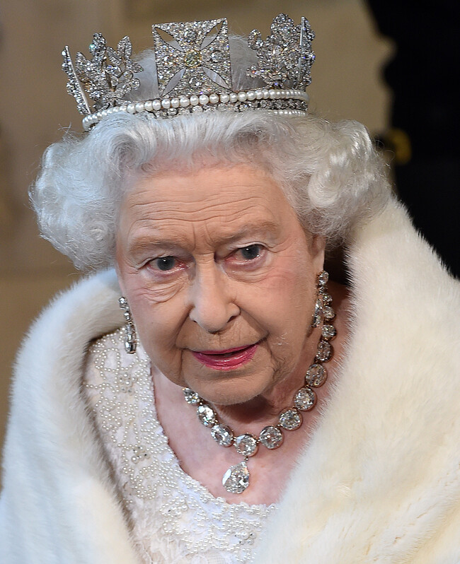  Елизавета II в короне