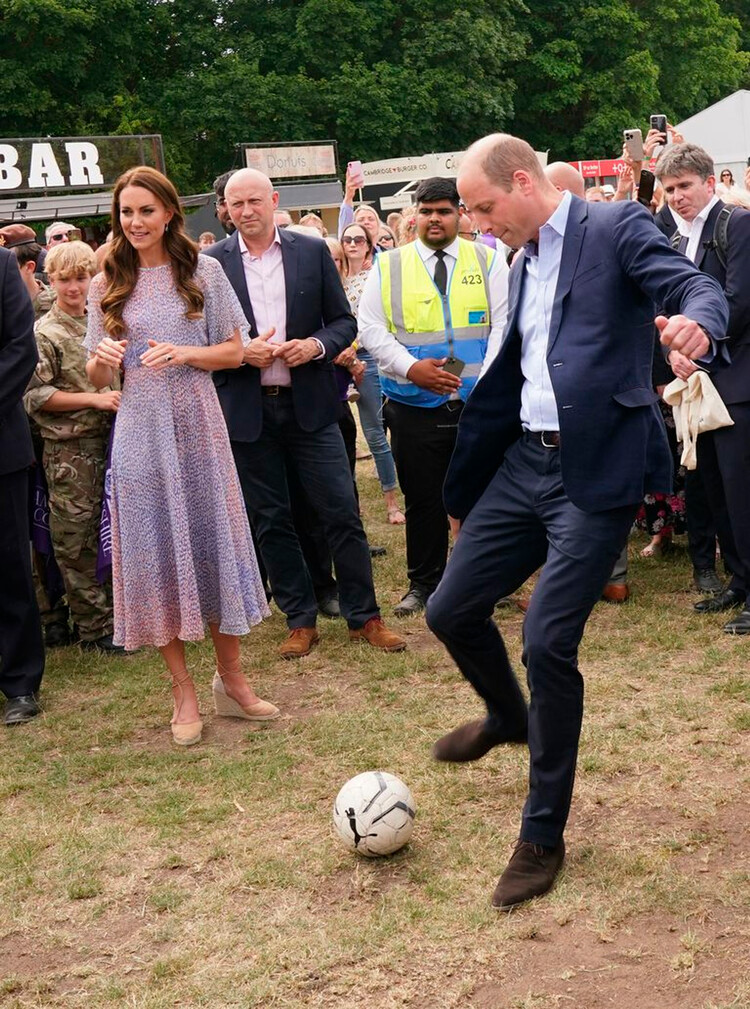 Принц Уильям, герцог Кембриджский в след за женой Кэтрин, герцогиней Кембриджской продемонстрировал навыки игры в футбол во время визита на ипподром Ньюмаркет Роули Майл Корс в графстве Кембриджшир 23 июня 2022 года, Англия