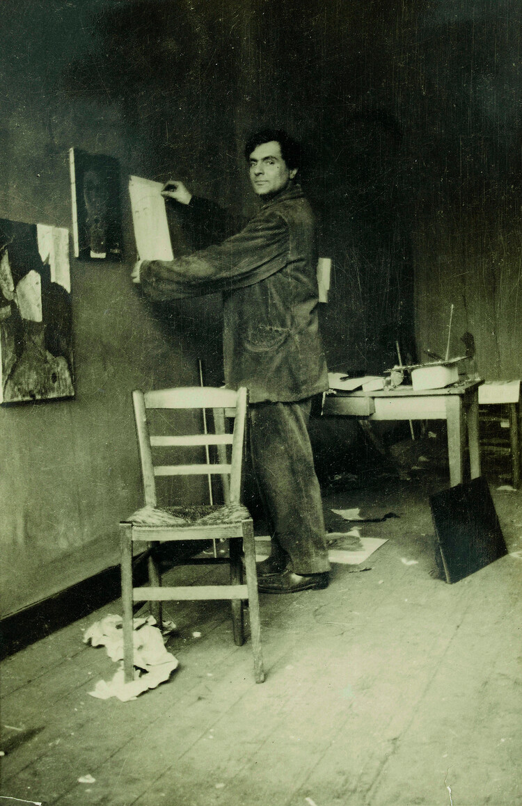 Амедео Модильяни в своей мастерской, около 1915 года. Находится в коллекции Музея Оранжери в Париже