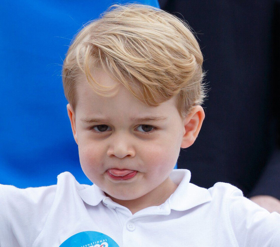Принц Джорджем показывает язык на авиабазе Фэрфорд 2016 год.