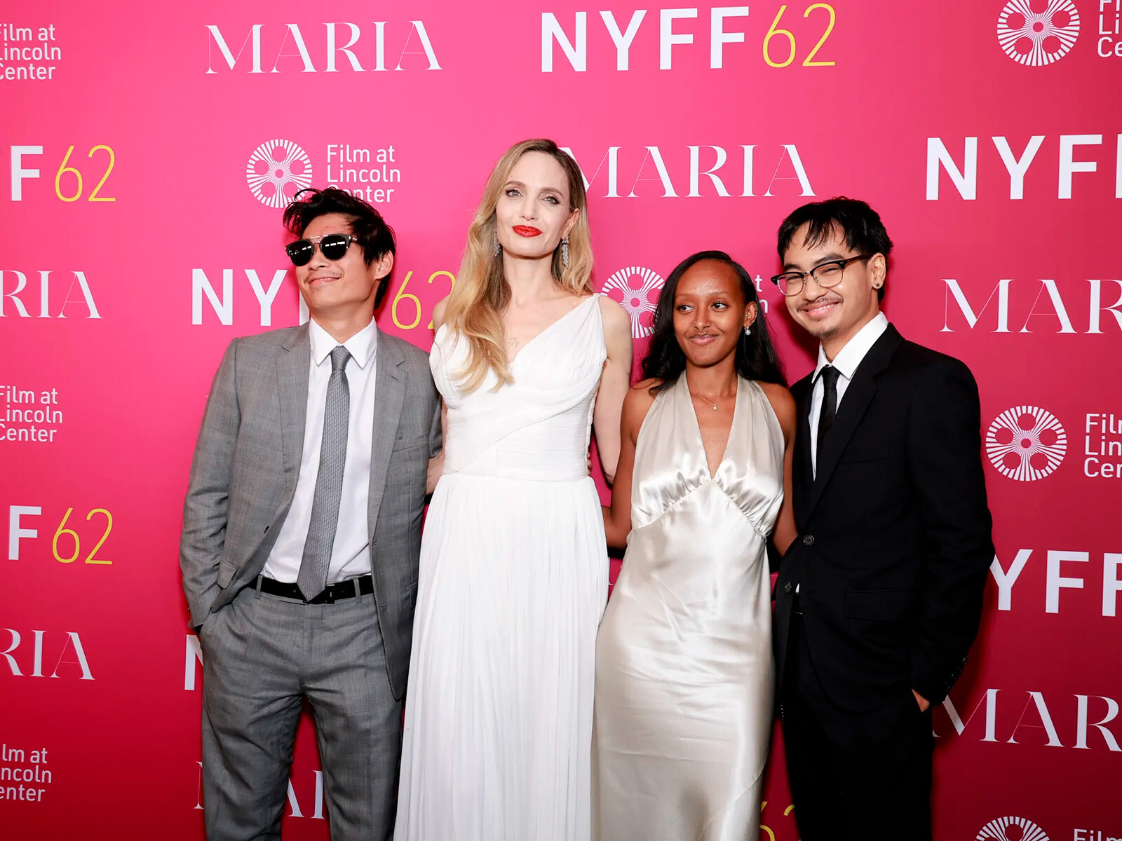 Пакс Тьен Джоли-Питт, Анджелина Джоли, Захара Марли Джоли и Мэддокс Чиван Джоли-Питт в зале Alice Tully Hall 29 сентября 2024 года в Нью-Йорке