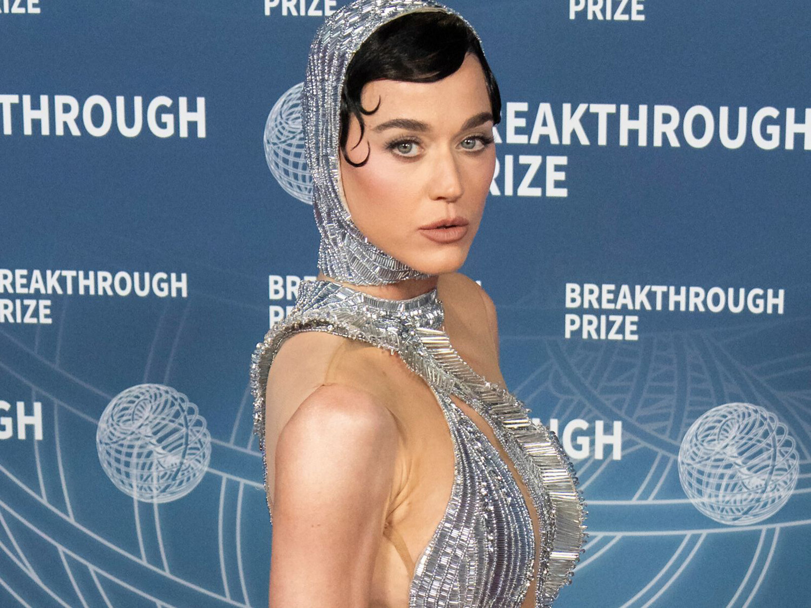 Кэти Перри требует почти $5 млн компенсации за особняк в Монтесито