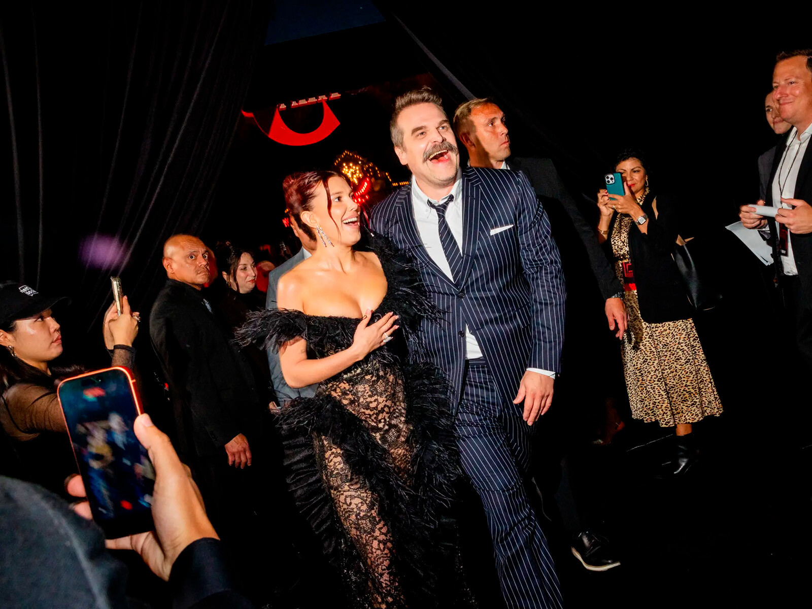 Милли Бобби Браун и Дэвид Харбор появились вместе на премьере «Очень странных дел»