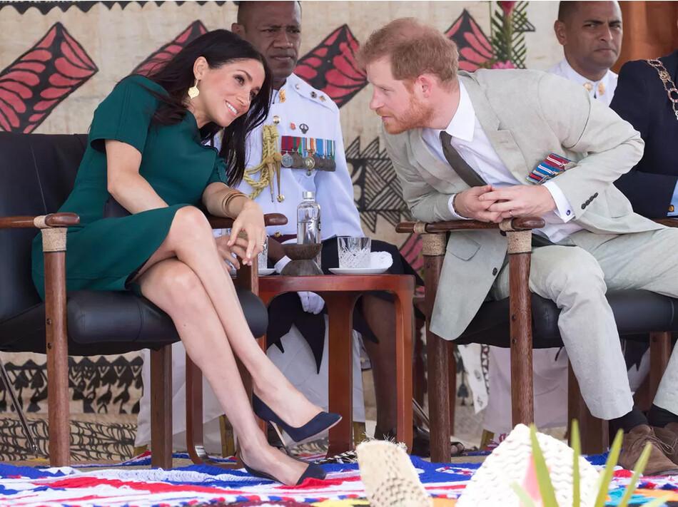 Принц Гарри, герцог Сассекский, и Меган, герцогиня Сассекская, присутствуют на официальной церемонии встречи и представляют новую статую в память о сержанте Талаиаси Лабалаба, британо-фиджийском солдате, погибшем в битве при Мирбате 1972 года 25 октября 2018 года в Нанди, Фиджи