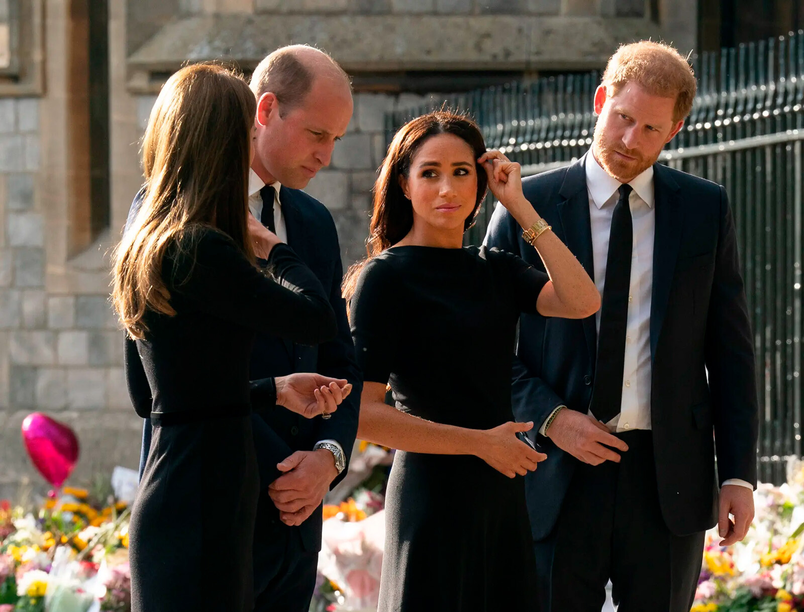 Принц Уильям и Кейт Миддлтон с принцем Гарри и Меган Маркл&nbsp;после смерти королевы Елизаветы II в сентябре 2022 года