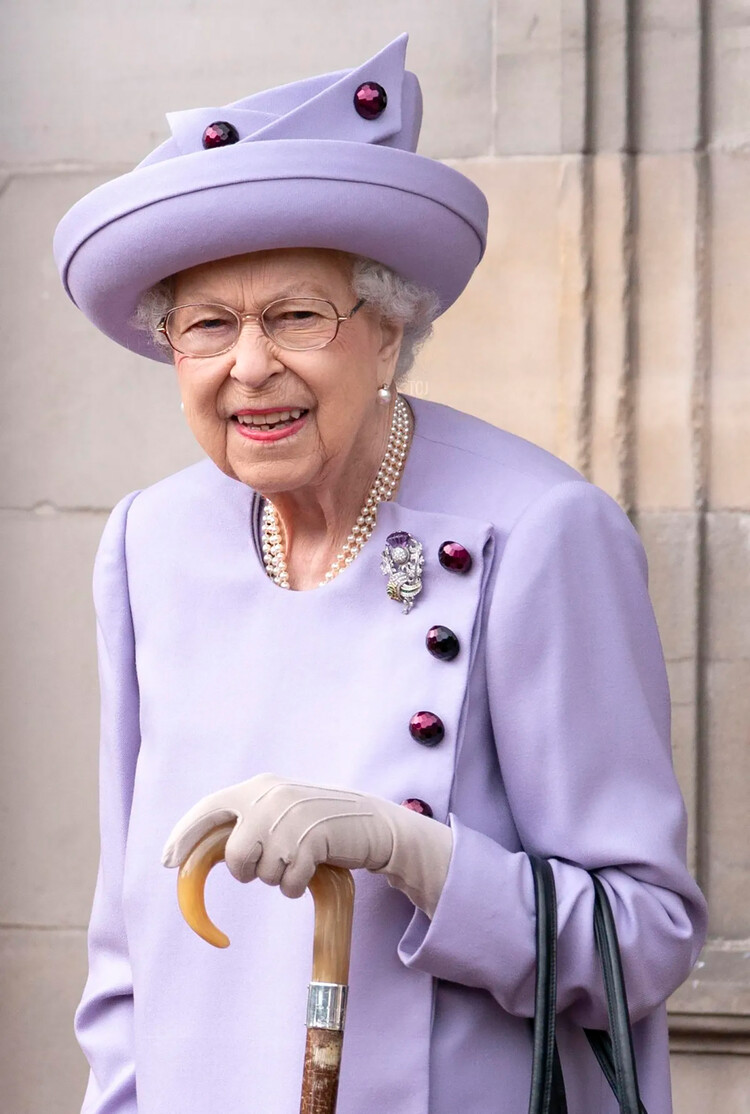 Королева Елизавета II была замечена с тростью во время участия в военном параде северного королевства Шотландского дворца Холирудхаус 28 июня 2022 года в Эдинбурге, Великобритания