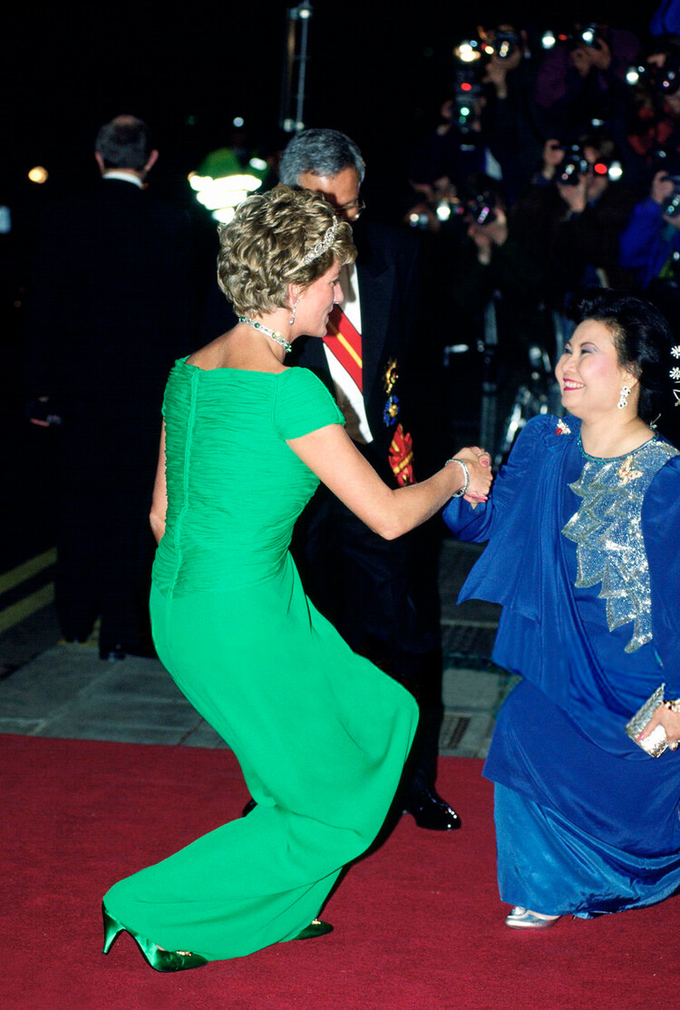 Диана, принцесса Уэльская изящно нарушает королевский протокол, делая реверанс придворный даме Малазийского двора, 11 ноября 1993 г., Малайзия