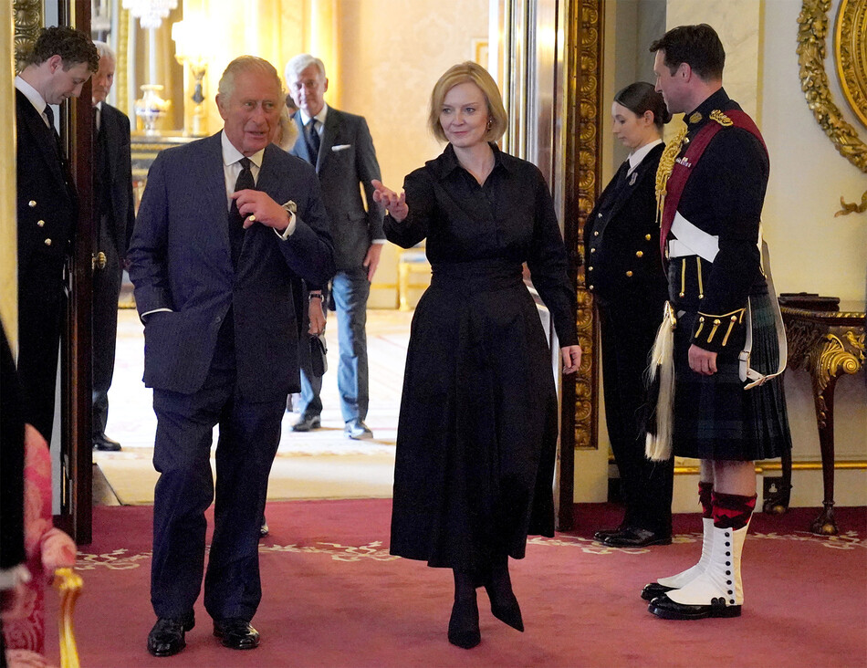 Король Карл III во время аудиенции с премьер-министром Лиз Трасс направляются на встречу с членами её кабинета в зале 1844 года в Букингемском дворце 10 сентября 2022 года в Лондоне, Англия