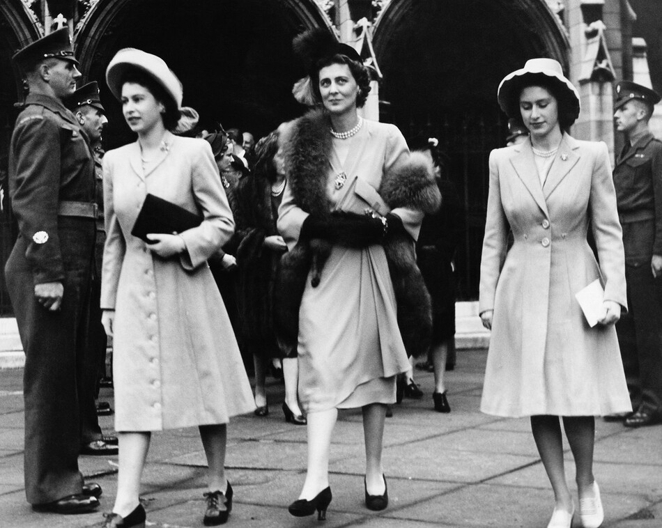 Елизавета II, принцесса Марина, герцогиня Кентская и принцесса Маргарет покидает церковь Святой Маргариты в Вестминстере после свадьбы Майры Вернер и майора Дэвида Баттера из Шотландская гвардия, Лондон, 5 ноября 1946 г.