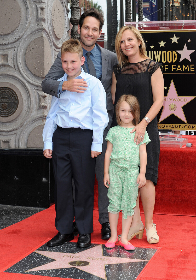 Актер Пол Радд, жена Джули Йегер, сын Джек Радд и дочь Дарби Радд присутствуют на церемонии награждения Пола Радда звездой на Аллее славы в Голливуде 1 июля 2015 года в Голливуде, Калифорния
