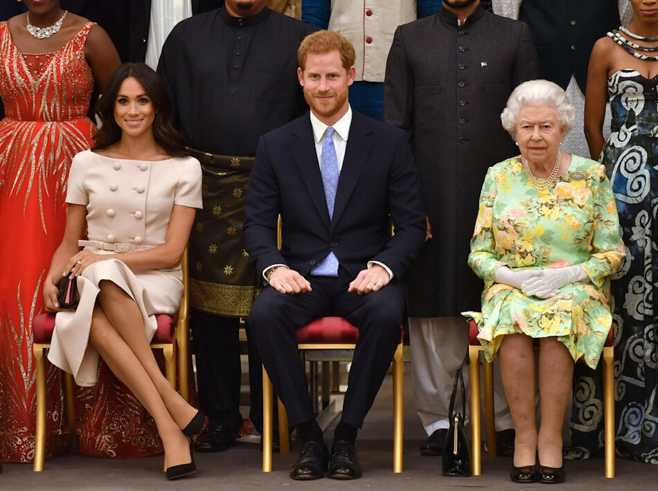Меган, герцогиня Сассекская, принц Гарри, герцог Сассекский и королева Елизавета II на церемонии награждения молодых лидеров королевы в Букингемском дворце, 2018