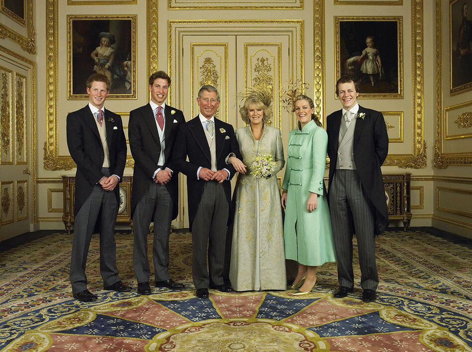 Принц Чарльз и Камилла со своими детьми, слева направо принц Гарри, принц Уильям, Том и Лаура