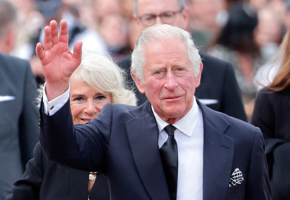 Король Карл III и Камилла, королева-консорт приветствуют народ, собравшийся возле Букингемского дворца 9 сентября 2022 года в Лондоне, Великобритания