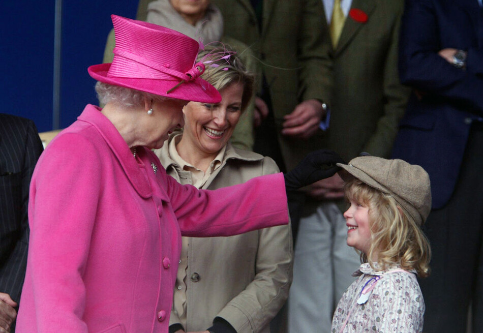 Королева Елизавета II со своей невесткой графиней Уэссекской (в центре) и внучкой леди Луизой Виндзор на Королевском конном шоу в Виндзоре