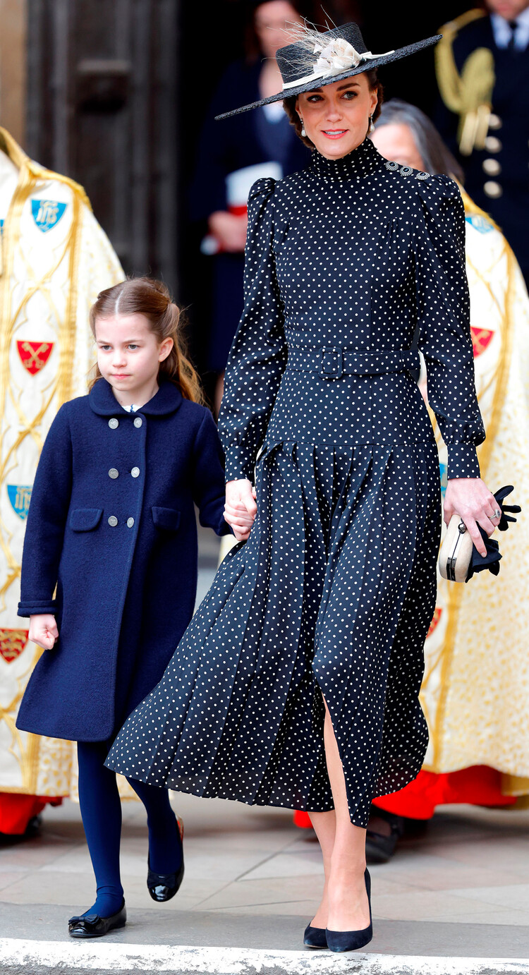 Кэтрин, герцогиня Кембриджская в платье от Alessandra Rich вместе с принцессой Шарлоттой посещают службу Благодарения за жизнь принца Филиппа, герцога Эдинбургского в Вестминстерское аббатство, 29 марта 2022 года, Лондон, Англия