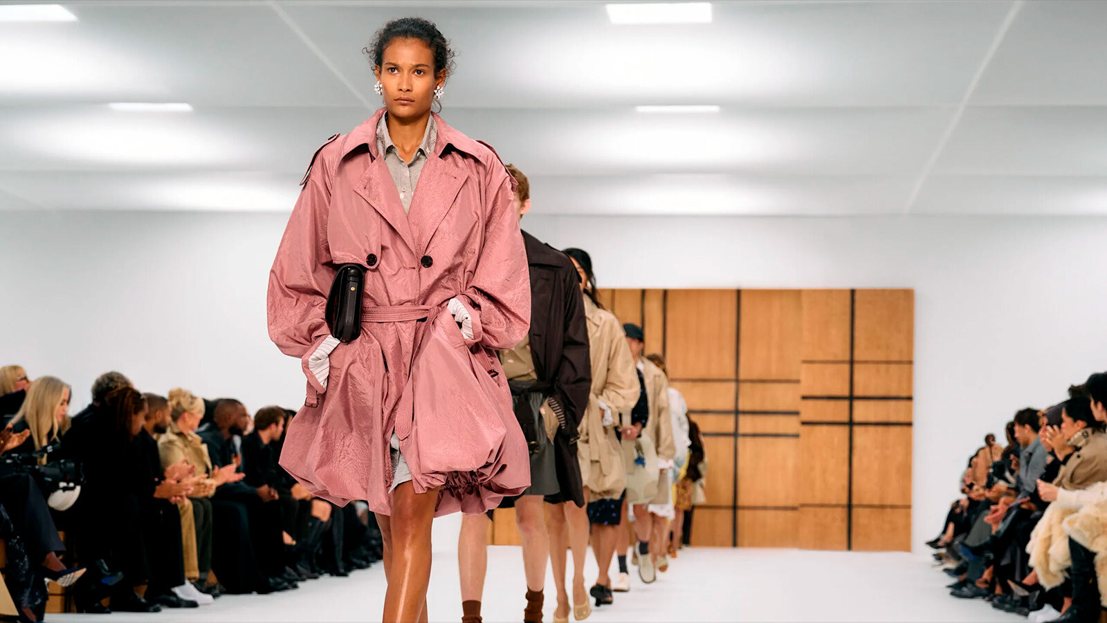 Burberry весна-лето 2027: Дэниел Ли разрешил британской классике быть несовершенной