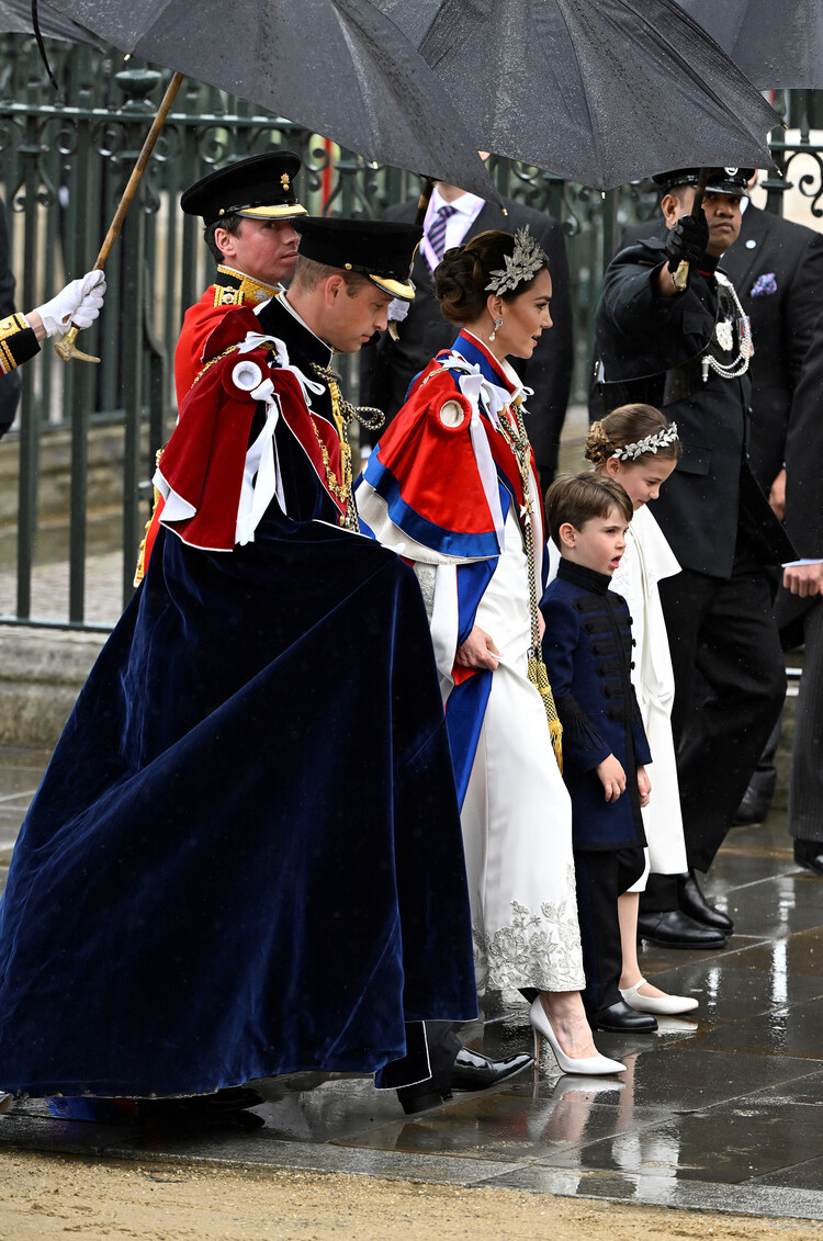 Кейт Миддлтон и принц Уильям вместе с Шарлоттой и Луи прибыли в Вестминстерское аббатство на коронацию Карла III