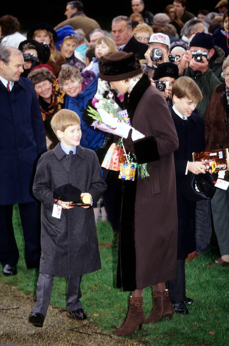 Принцесса Диана, принцесса Уэльская, принц Уильям и принц Гарри встречаются с публикой после рождественской службы 25 декабря 1994 года в Сандрингеме, Англия