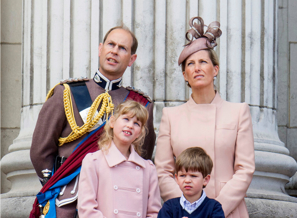 Софи Рис-Джонс, графиня Уэссекская и принц Эдвард, граф Уэссекский, с леди Луизой Виндзор и Джеймсом виконтом Северном во время ежегодной церемонии Trooping The Colour в Букингемском дворце 15 июня 2013 года в Лондоне, Англия