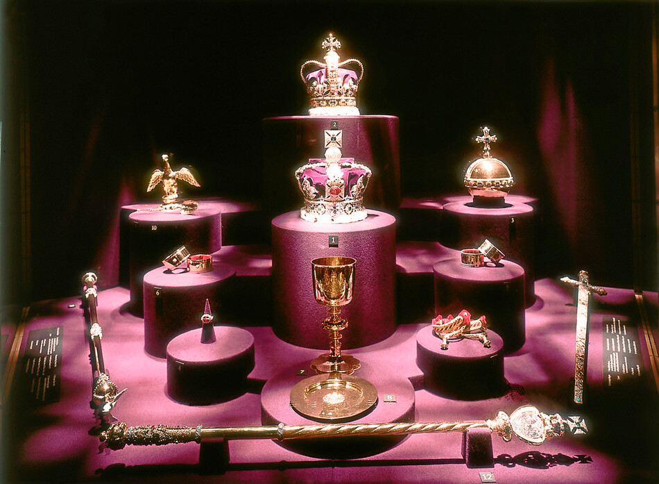 Драгоценности британской короны для коронации суверена Великобритании в центре Имперская государственная корона над ней корона Святого Эдуарда 
