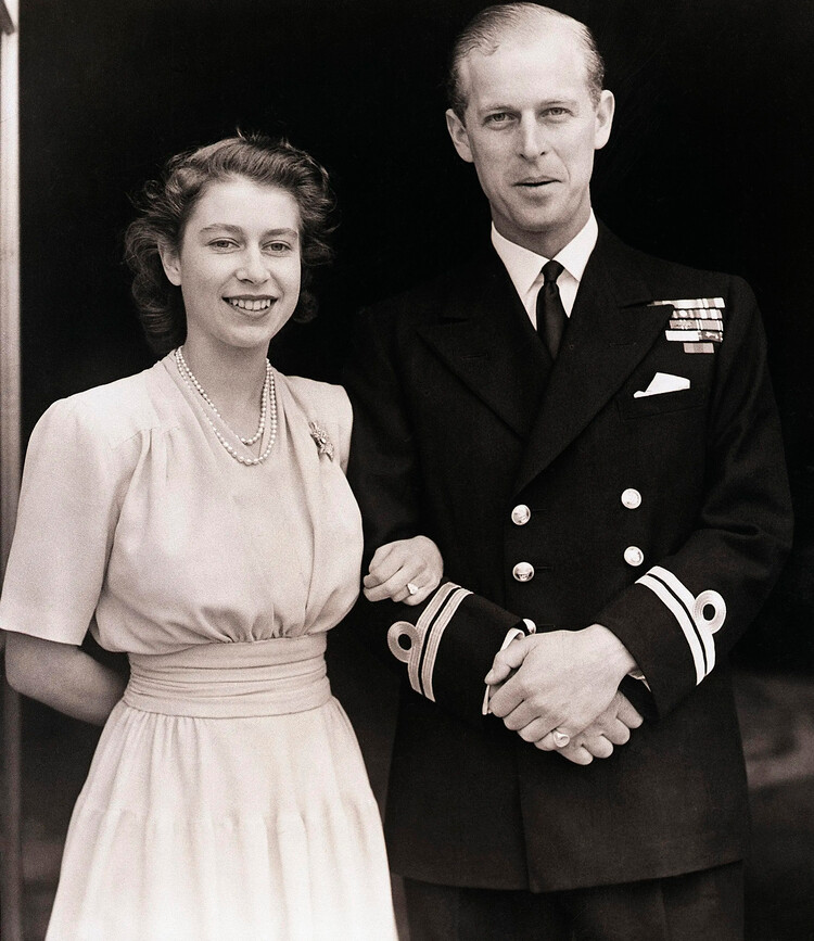 Принцесса Елизавета, будущая королева Великобритании, и лейтенант Филип Маунтбэттен показаны в Букингемском дворце, 11 июля 1947 года Лондон, Англия&nbsp;
