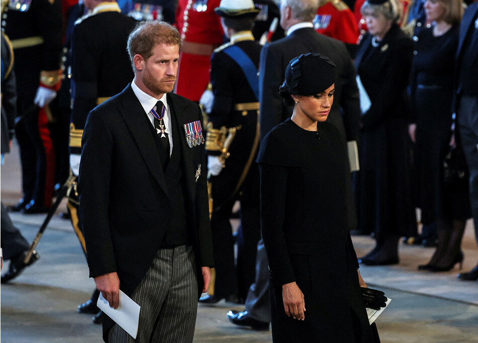 Принц Гарри и Меган Маркл&nbsp;во время церемонии прощания с королевой Елизаветой II в Вестминстерском дворце&nbsp;