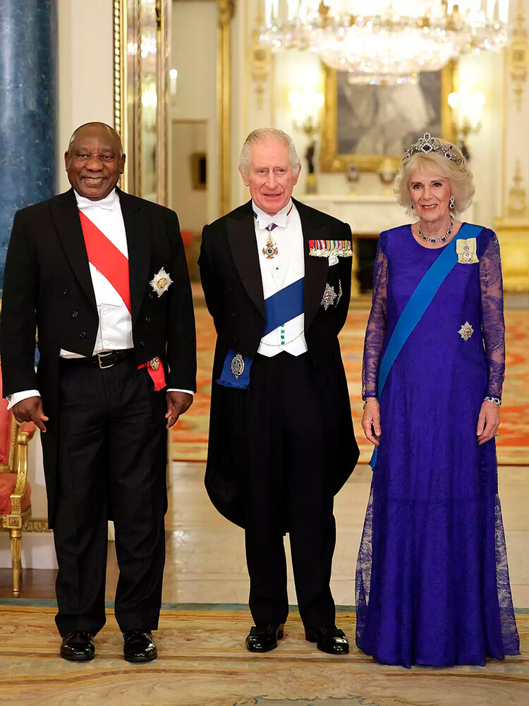Президент Южной Африки Сирил Рамафоса (слева), король Великобритании Карл III и Камилла, королева-консорт во время государственного банкета в Букингемском дворце в Лондоне 22 ноября 2022 года