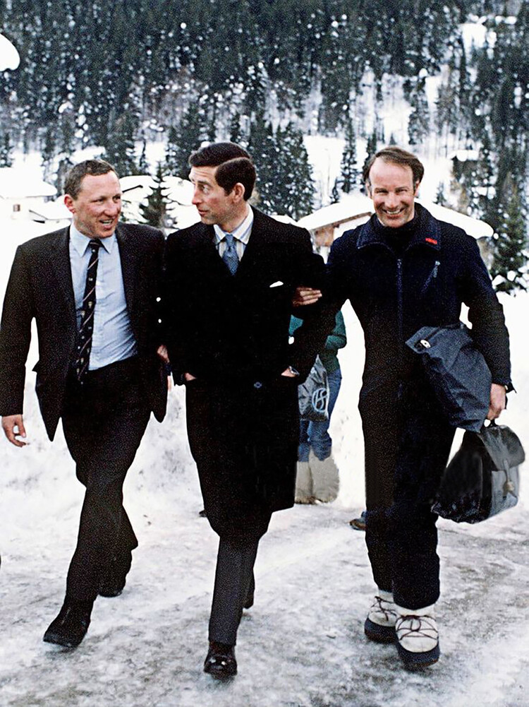 Принц Чарльз со своим телохранителем Джоном Маклином и его другом Чарльзом Палмером-Томкинсоном уезжают после катания на лыжах в Клостерсе, Швейцария