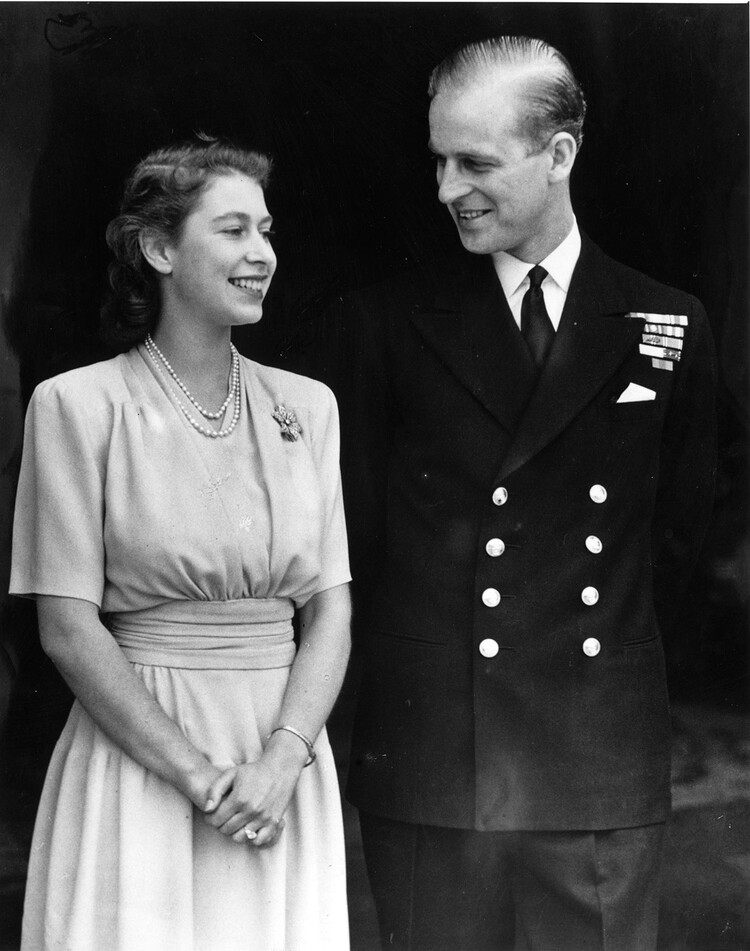 Принц Филипп позирует с принцессой Елизаветой для помолвочного портрета, 1947