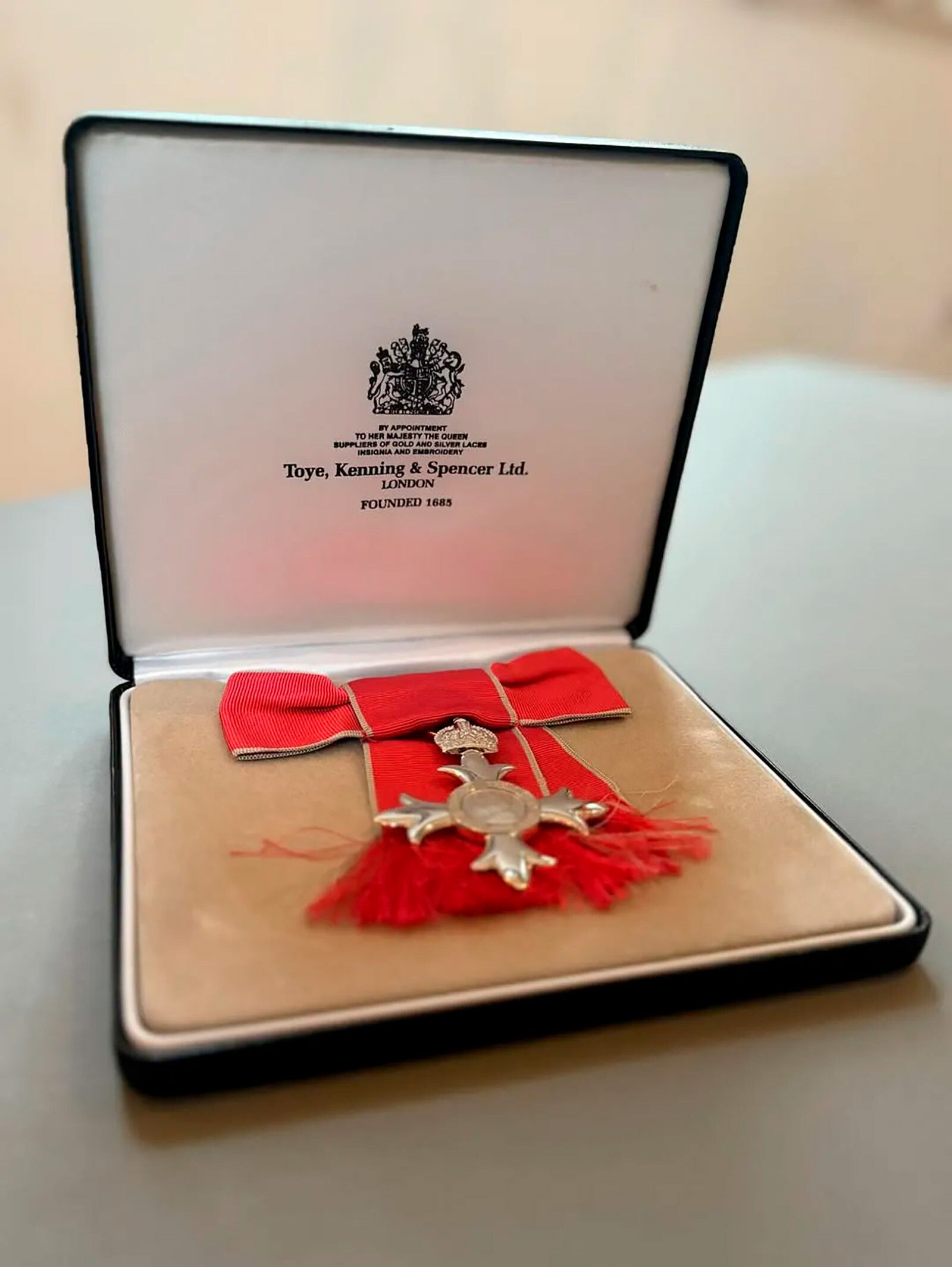 Бывшая жена Колина Фёрта отказалась от ордена Британской империи «из-за трусости королевской семьи»