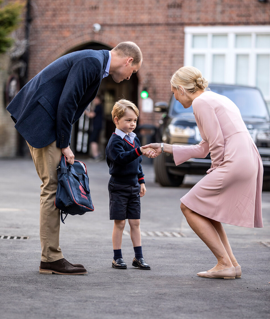 Принц Джордж и принц Уильям встречают главу младшей школы Хелен Хаслем, 2017