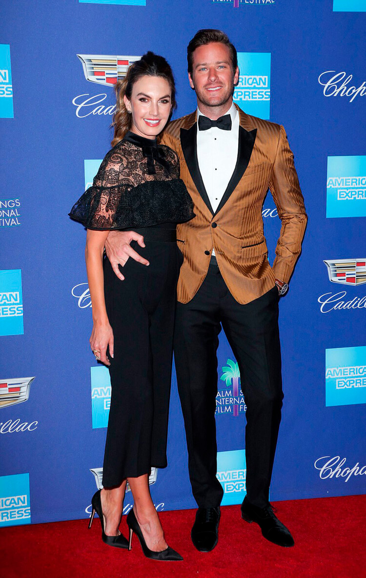 Арми Хаммер и его жена Элизабет Чемберс принимают участие в 29-м ежегодном Гала-концерте Международного кинофестиваля в Палм-Спрингс в конференц-центре Палм-Спрингс 2 января 2018 года в Палм-Спрингс, Калифорния